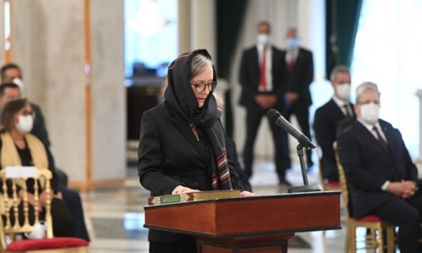 Arap dünyasının ve Tunus'un ilk kadın başbakanı göreve başladı