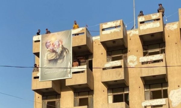 Kasım Süleymani ve Mehdi Mühendisi posterleri Yeşil Bölge'de