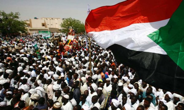 Afrika Birliği Sudan'ın üyeliğini askıya aldı