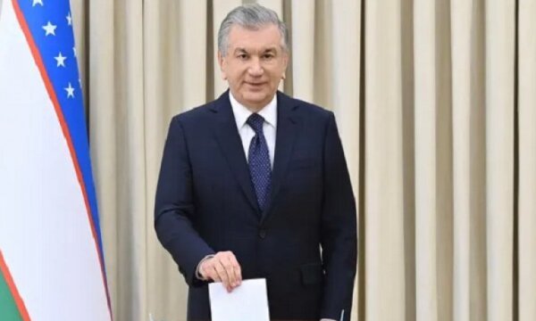 Özbekistan'da Mirziyoyev yeniden cumhurbaşkanı seçildi