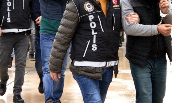 Otomobilde bulunan esrarla ilgili 4'ü uzman çavuş 5 kişi tutuklandı