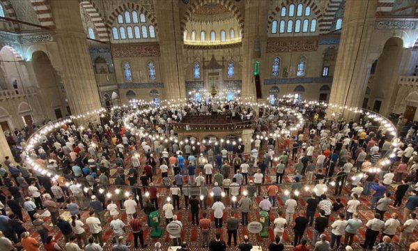 Cami ve mescitlerde farz namazları normal saf düzenine göre kılınabilecek