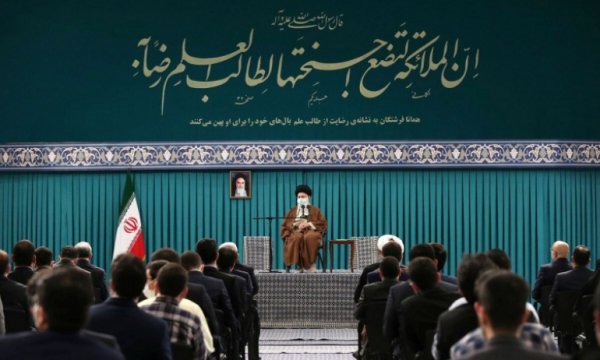 İmam Hamaney: Sömürücüler milleti yeteneklerinden gafil bırakmaya çalışır