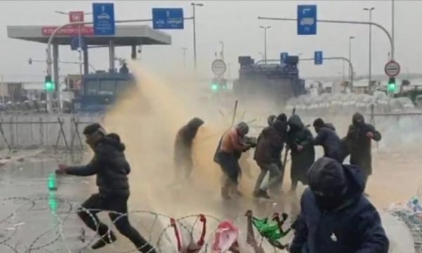 Polonya sınırındaki göçmenler sınırdan geri döndü