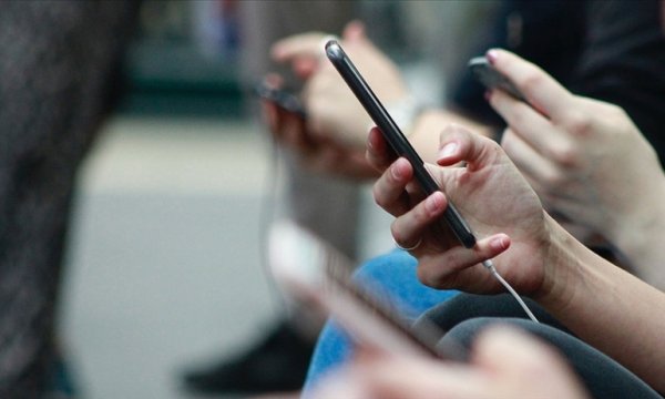 Akıllı telefonların bilinçsiz kullanımı 'tetik parmak' hastalığı riskini artırıyor