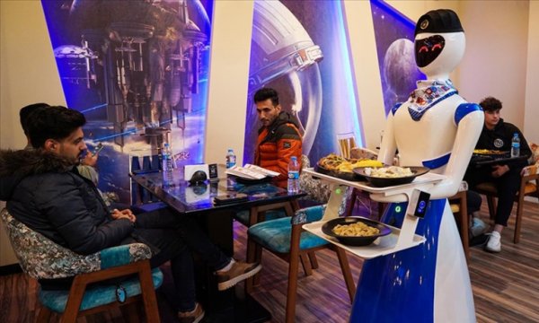Irak'ın Musul kentindeki bir restoranda 'robot garsonlar' işe başladı