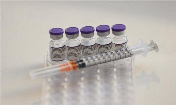 AB: BioNTech-Pfizer'in 100 günde aşısını varyantlara karşı uyarlaması gerekiyor