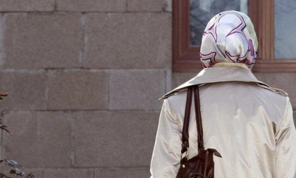 İslam düşmanlığı devam ediyor: Başörtülü öğretmeni işten çıkardılar