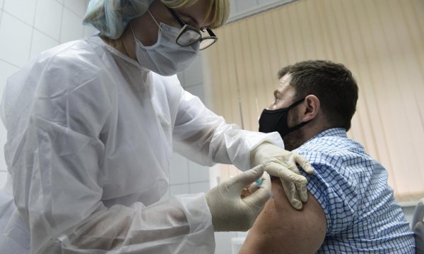 Para için başkaları adına aşı olan adam yakalandı: Bir günde 10 doz yaptırmış