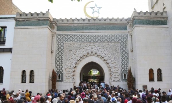 Fransa bir camiyi daha kapatıyor