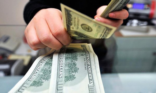 Dolar yeni haftaya rekorla başladı; 17,60 TL'yi aştı