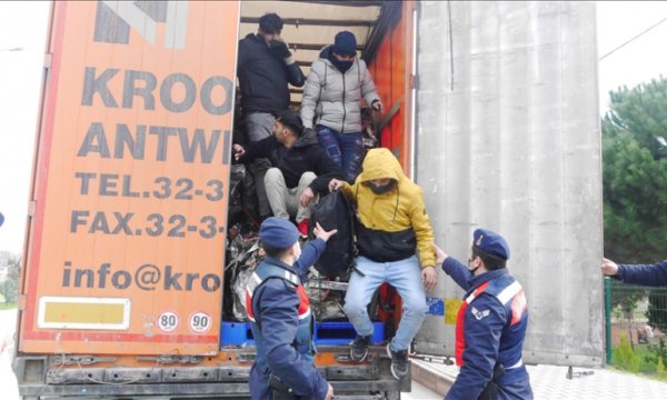 Yanlış tıra bindiler Avrupa yerine Çanakkale'ye gittiler