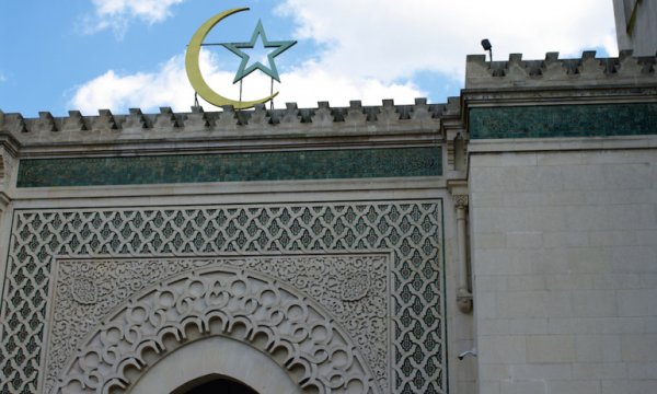 Fransa’da 3 federasyon, “Fransa İslamı Prensipler Tüzüğü”nü imzalamayı kabul etti