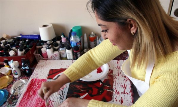Evinde kurduğu 'mini atölye' ile ailesinin geçimini sağlıyor