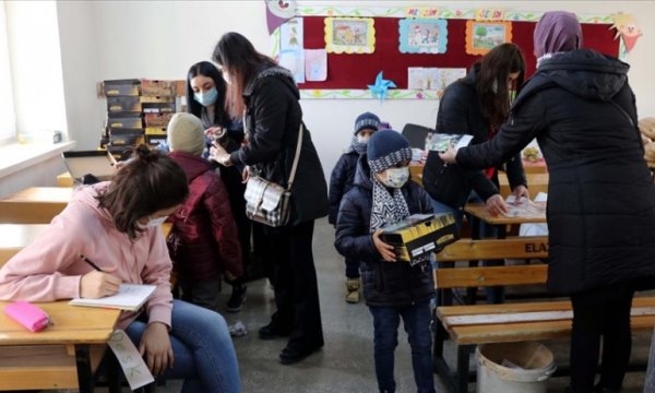 Gönüllü gençler köy okullarını yüz yüze eğitime hazırlıyor