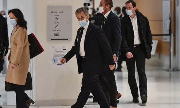 Eski Fransa Cumhurbaşkanı Sarkozy 3 yıl hapis cezasına çarptırıldı