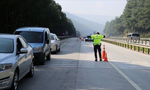 Genç sürücüler trafik kurallarını ihlal etmeye daha yatkın