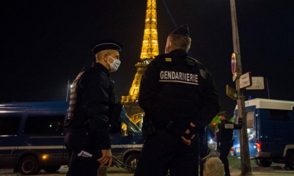 Fransa'da Paris ve 16 bölgede sokağa çıkma kısıtlaması