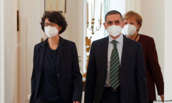 Uğur Şahin: Eldeki aşılar hemen vurulmalı