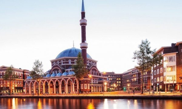 Amsterdam Ayasofya Camii’nde ilk resmî nikah kıyıldı