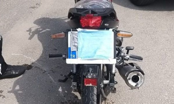 Maskeyi yüzü yerine motosikletinin plakasına takan sürücüye 7 bin 465 TL ceza