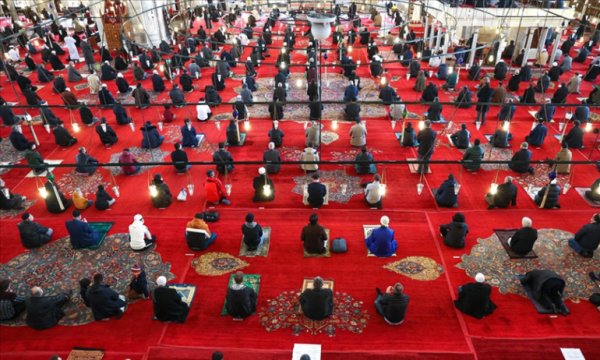 Tam kapanmada teravih hariç cuma ve vakit namazları camilerde kılınacak