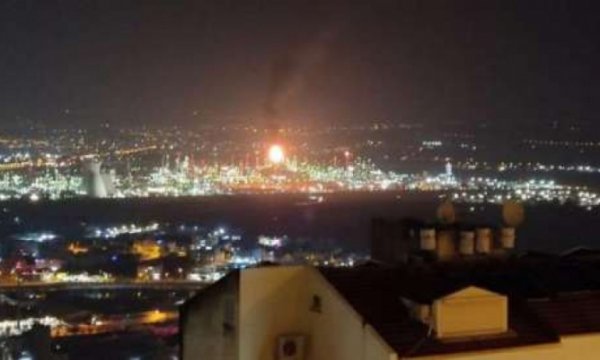 Siyonist İsrail'in rafinerisinde yangın