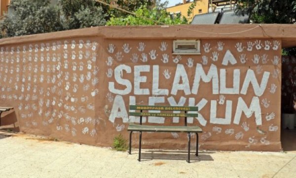 Caminin duvarlarını el izleriyle doldurdu: 'Kimse birbirine selam vermiyordu'