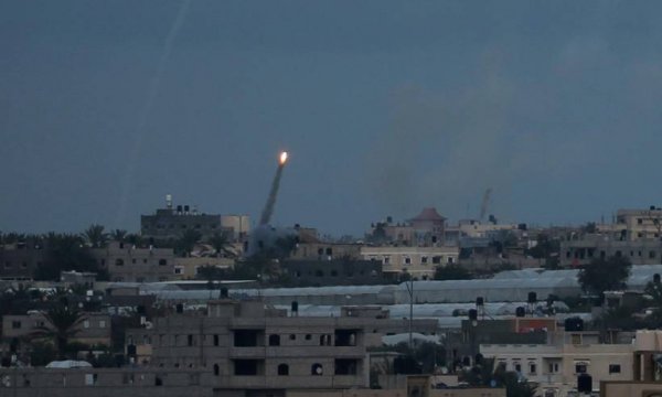 Hamas, işgal altındaki bölgeyi roketlerle vurdu