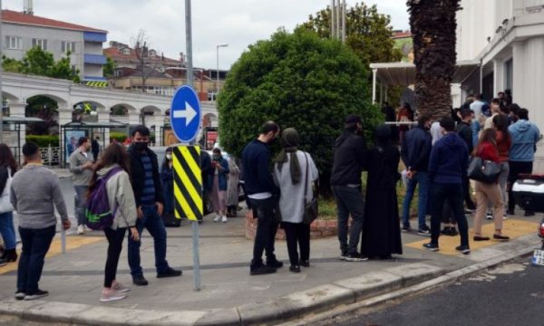 Normalleşmeyle birlikte Evlendirme dairesi önünde nikah tarihi kuyruğu