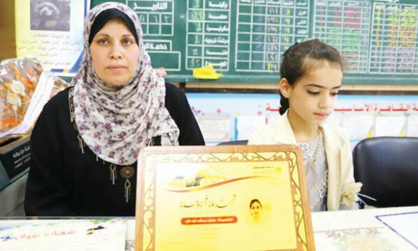 Gazze'de buruk gün: Şehit olan öğrencilerin karnesini anneleri aldı