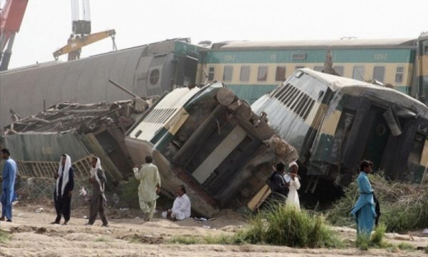 Pakistan'daki tren kazasında ölü sayısı 45'e yükseldi