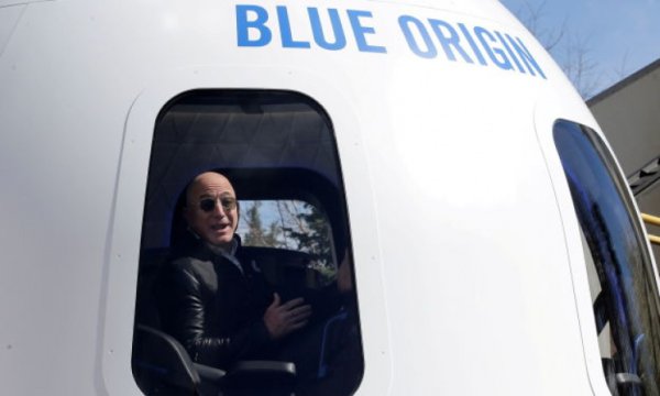 Uzay yolculuğunda Amazon'un kurucusu Bezos'un yanındaki koltuk 28 milyon dolara satıldı