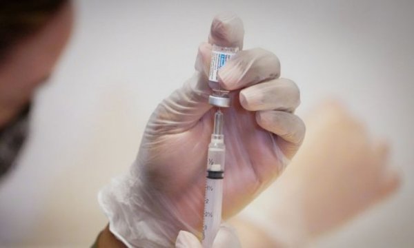 İngiltere’den 'bağışıklık duvarı' hamlesi: Grip ve koronavirüs aşılarının üçüncü dozu aynı anda yapılacak