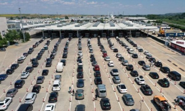 Yurtdışında yaşayan Türkiyeliler tatil için geldikleri Türkiye'ye girişte uzun kuyruklar oluşturdu