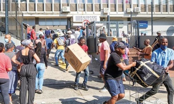 Güney Afrika'da büyük yağma: 1,5 milyon mermiyi yağmaladılar