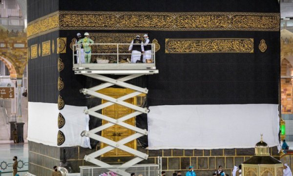 Bayram öncesinde Kabe örtüsü değiştirildi