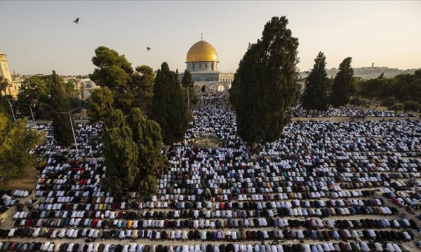 On binlerce kişi Mescid-i Aksa'da bayram namazı kıldı