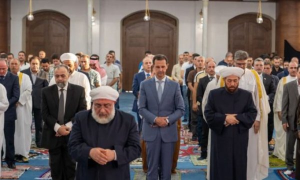 Suriye'de Şii ve Sünni Müslümanlar ile Cumhurbaşkanı Esad Bayram namazını beraber kıldı