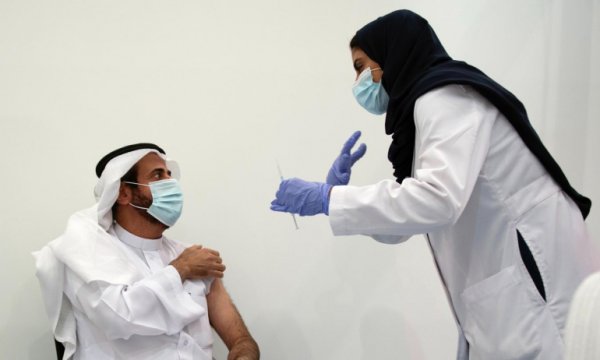 Suudi Arabistan'da koronavirüs aşısı olmayanlar Umre ve kamusal alanlara alınmayacak