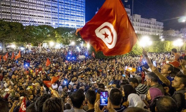 Tunus'ta 1 ay süreyle sokağa çıkma yasağı ilan edildi