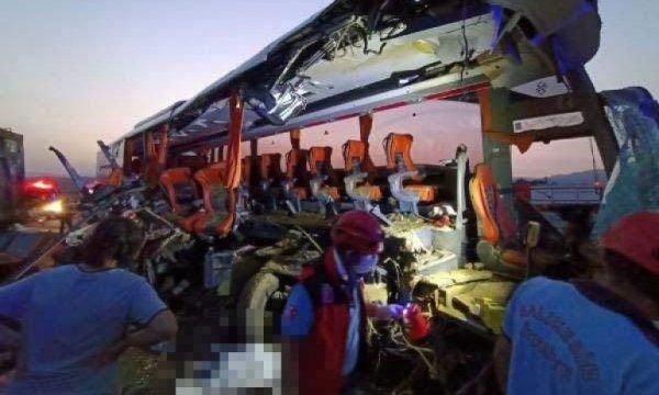 Manisa'da feci kaza: Çok sayıda ölü ve yaralı var