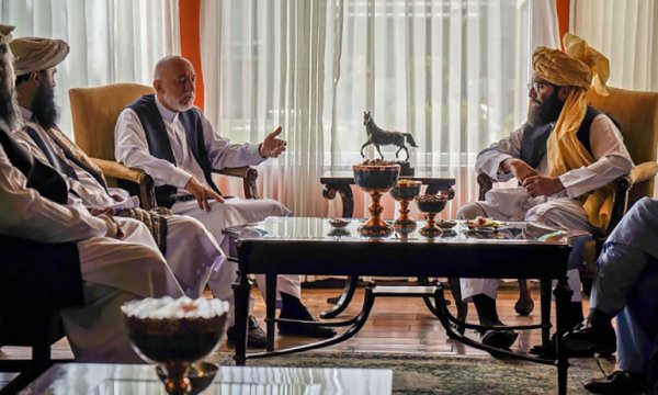 Afgan siyasilerden Kabil'de Taliban'la üst düzey görüşme