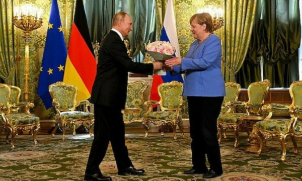 Putin ve Merkel İran'ı görüştü