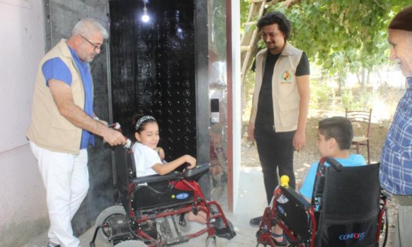 Engelli kardeşlerin asansör ve akülü araç mutluluğu