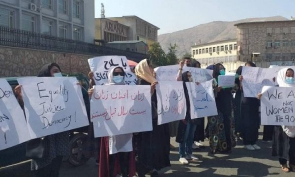 Kabil'de Afganistanlı kadınlar protestolarını sürdürüyor