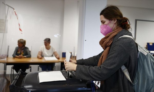 Almanya'da seçmenler sandık başında