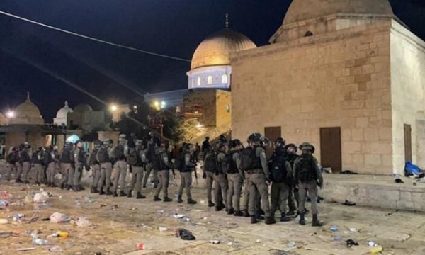 Müslümanlara saldırıp Mescid-i Aksa’ya baskın yaptılar