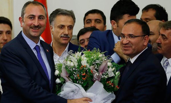 Adalet Bakanı Abdulhamit Gül 'görevden affını istedi', yerine Bekir Bozdağ getirildi