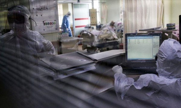 Omicron varyantı görülen her 3 kişiden 2'si önceden Kovid-19'a yakalandığını söylüyor